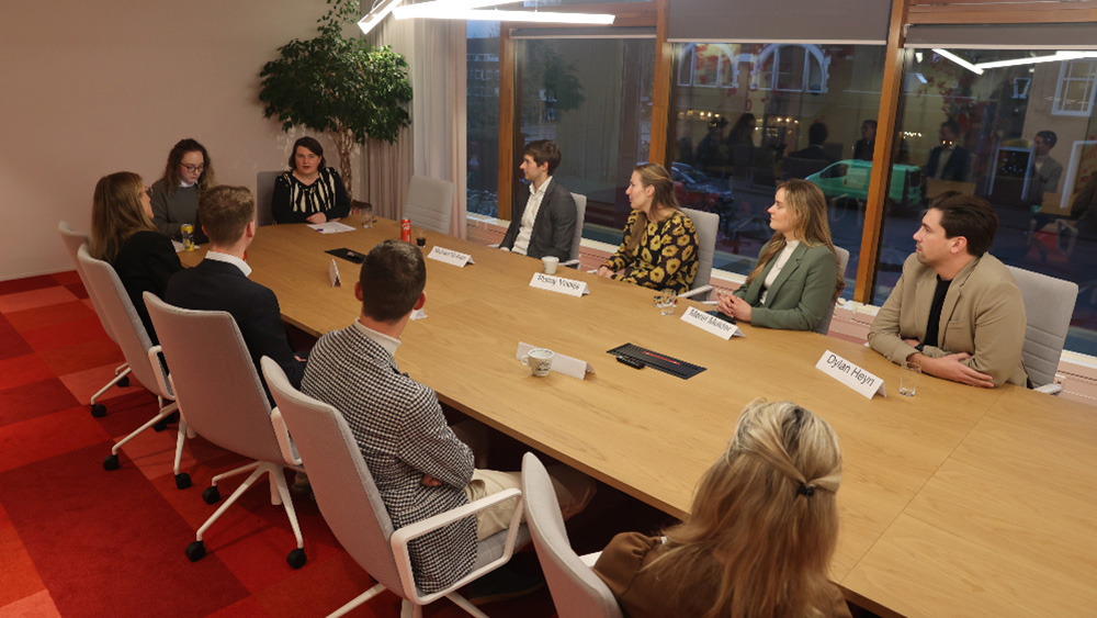 Talenten met elkaar in gesprek bij Aon. V.l.n.r Leonique van Houwelingen (Aon), Wesley Mol (Boidin Terneuzen), Pieter van der Veen (TVM), Nelleke Smits (ASR), Alexandra Meijer en Annet van den Berg (AM), Michael Watson (Rhion Versicherung), Romy Vooijs (Monuta), Merel Mulder (Aon) en Dylan Heyn (NN | ABN Amro Verzekeringen) 