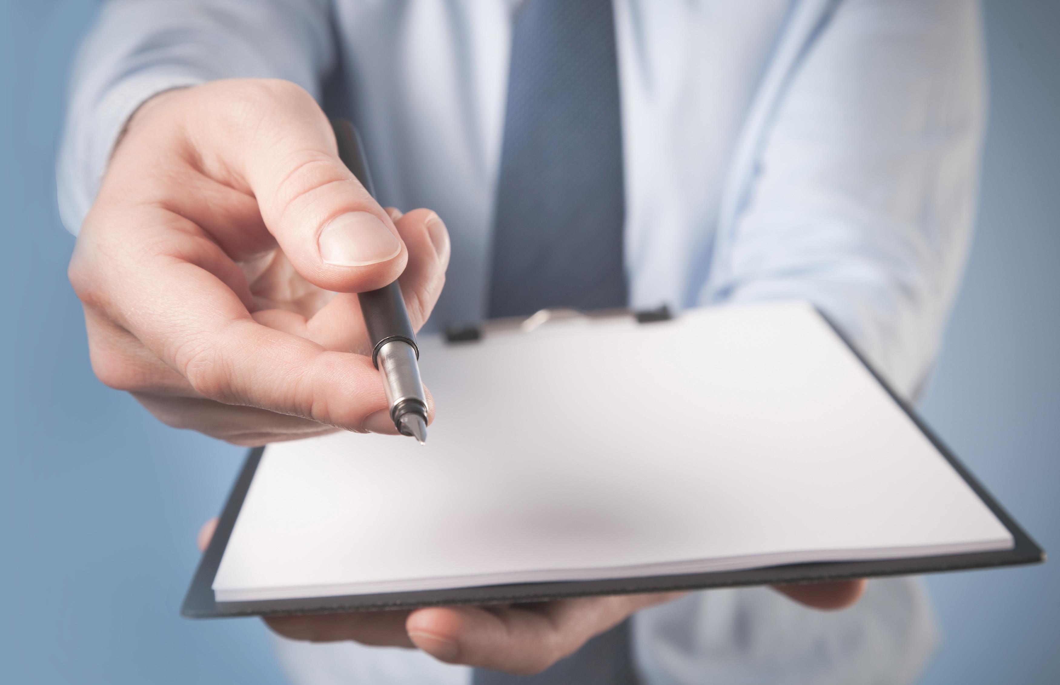 Man met clipboard